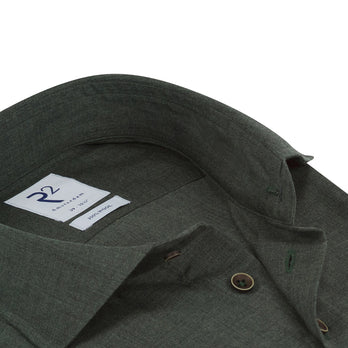Extra lange Ärmel. Grünes Hemd aus 100% Wolle dark green