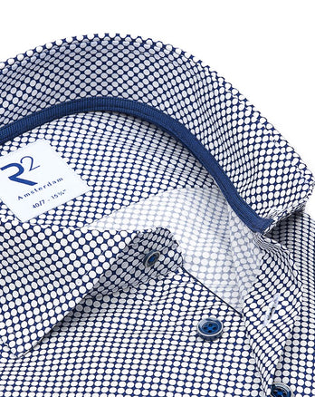 Extra lange Ärmel. Weißes Punktedruck-Baumwollhemd kobalt