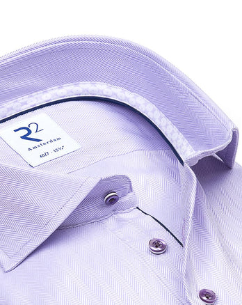 Manches extra longues. Chemise en coton à chevrons lilas lila