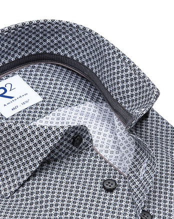 Extra lange Ärmel. Anthrazitfarbenes Baumwollhemd mit Fantasiedruck grey