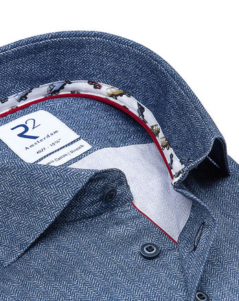 Extra lange Ärmel. Blaues Baumwollhemd mit Fischgrätenmuster Navy